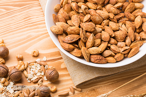 年貨堅(jiān)果與干果 健康美味的佳節(jié)必備